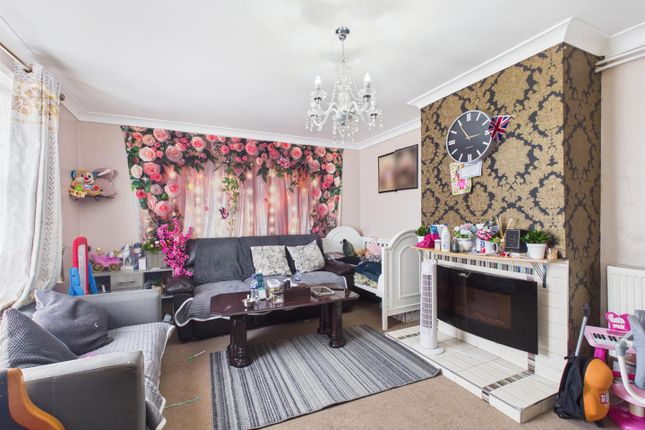 6, Russell Avenue, Aylesbury photo 4
