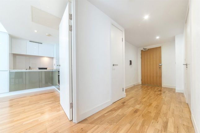 Flat 2308, Landmark West Tower, 22, Marsh Wall, London photo 4
