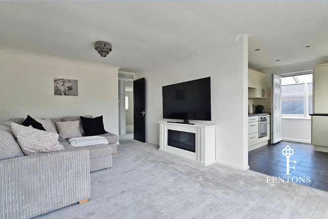 2, Chapelfields, Frinton-on-Sea photo 3