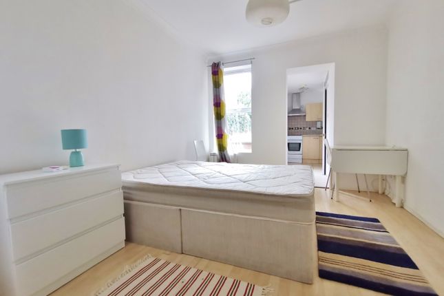 Studio to rent in Grosvenor Road, London