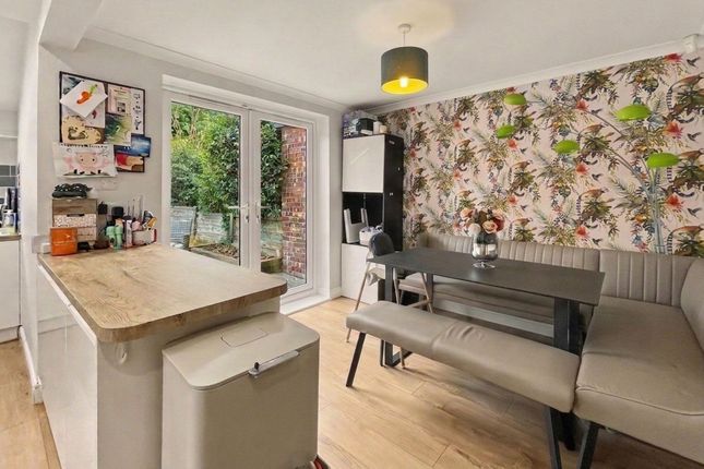 4 Hilltop Grove, Manchester photo 3