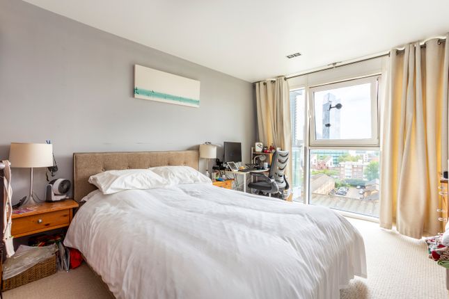 Flat to rent in Limeharbour, London