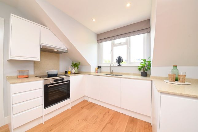 2 bed flat for sale in Fairfield Close, London N12