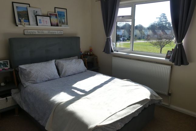 10, Fairlawns, Horley photo 4
