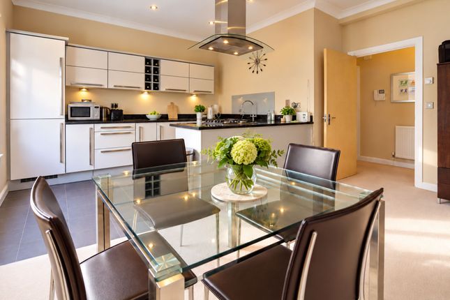 Flat 7, Hampton Court Mews Feltham Avenue, East Molesey photo 2