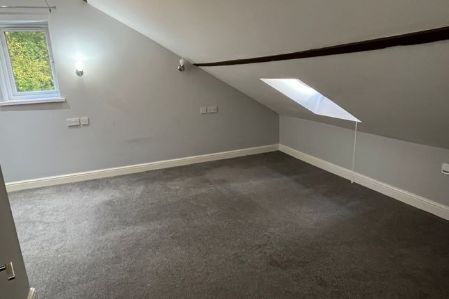 Apt 4, Doncaster photo 4