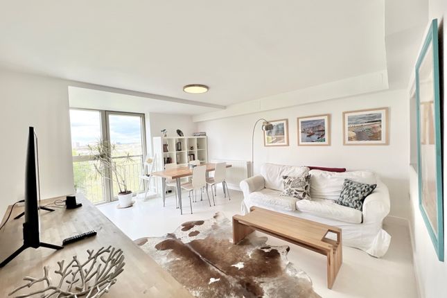 Flat for sale in Alfred Road, London
