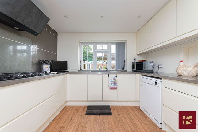 29, Dukes Wood, Crowthorne photo 3
