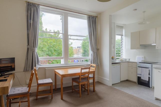 Flat to rent in Queens Drive, London
