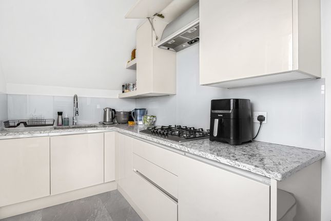 Flat 6, 11, Avenue Crescent, London photo 3