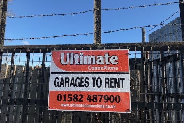 Commercial property to let in Periwinkle Lane, Dunstable, Bedfordshire