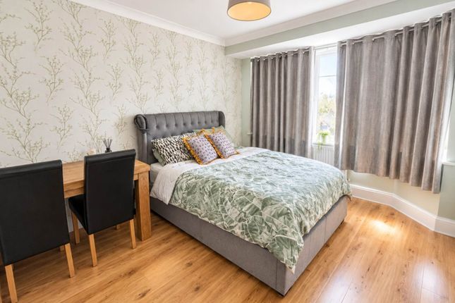 100, Doddinghurst Road, Brentwood photo 4
