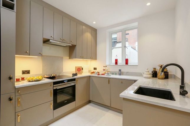 Flat 26, Chesterfield House, South Audley Street, London photo 3