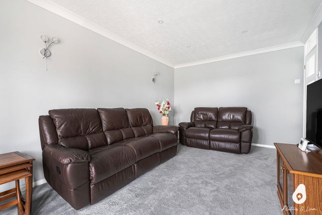 75 Blenheim Drive, Bicester, Oxfordshire photo 4