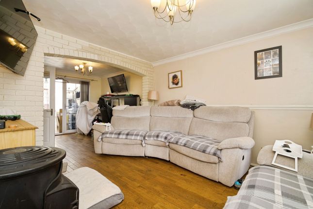 80, Doles Crescent, Barnsley photo 3