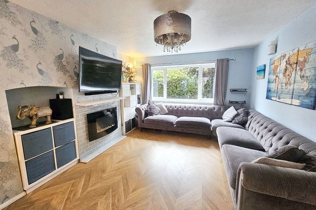 14 Woods Hill Close, East Grinstead photo 4
