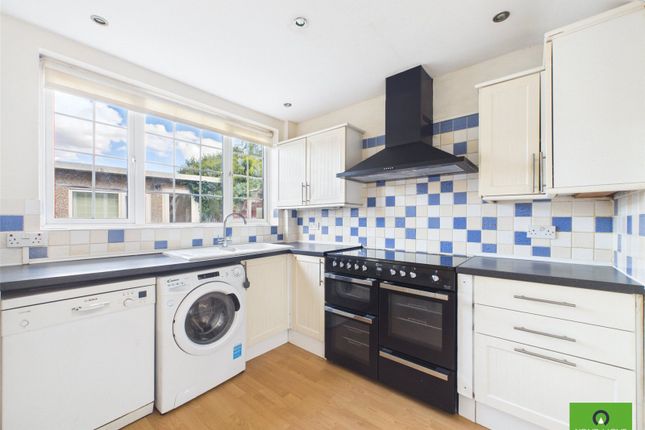 8, Margaret Close, Romford photo 2