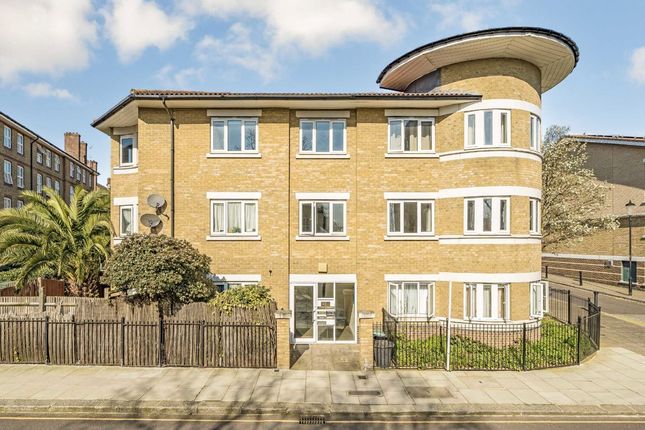 1-bed flat on Flat 4, Drake Court, 2, Webb Close, London, £325,000