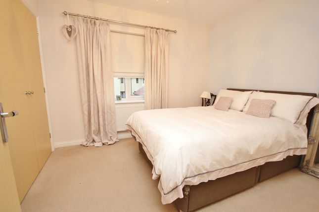 43 Dunnock Way, St Ives, Bed 1