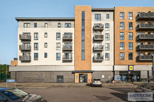 2-bed flat on Clydesdale Way, Belvedere DA17, £220,000