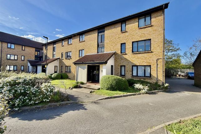 Studio flat on 24, Badger Close, Feltham, £1,100/mo