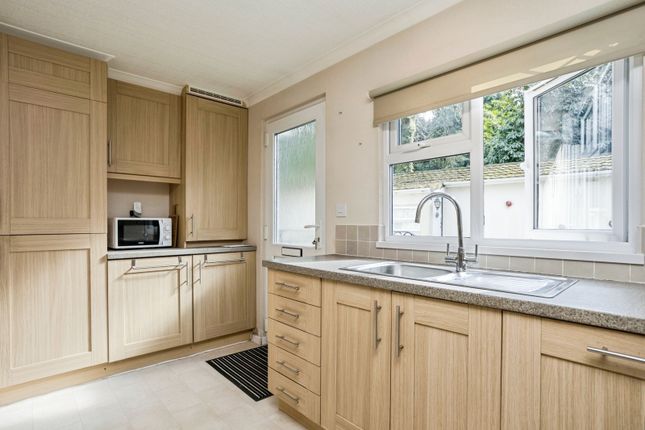 6, Blackbird Hill, Turners Hill photo 4