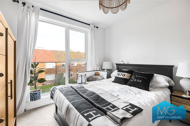 Flat for sale in Avenue Road, Southgate, London