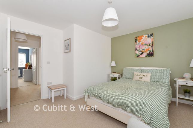 14, Farrenden Way, Chichester photo 4