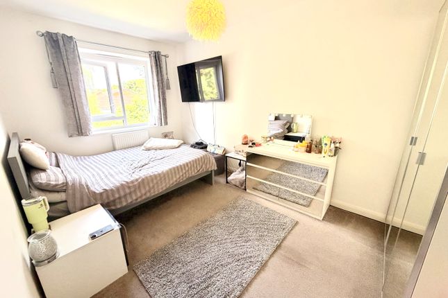 27, Warrington photo 4