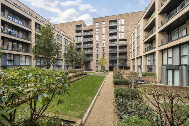 305 Mauger Heights, 12, Summerstown, London photo 3