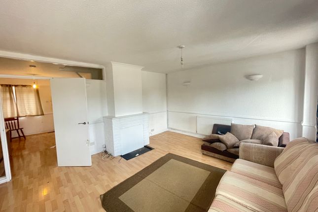 28, Rossgate, HEMEL HEMPSTEAD photo 3