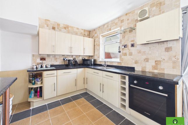 39, Aveley Road, Romford photo 4