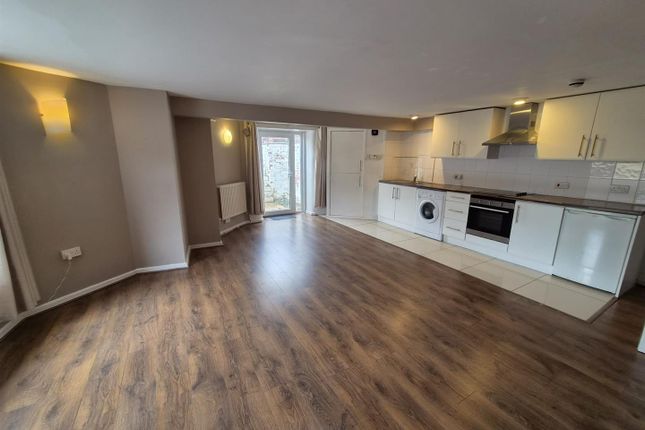 Flat 10, 17, Pine Court, Southport photo 2