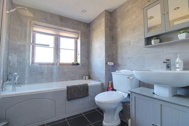 Town house for sale in Popeley Rise, Gomersal, Cleckheaton, West Yorkshire