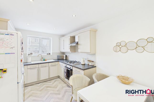 6 Kingfisher Court, Bradford photo 3