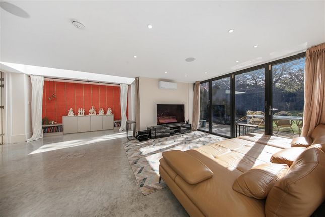226, Walm Lane, London photo 3