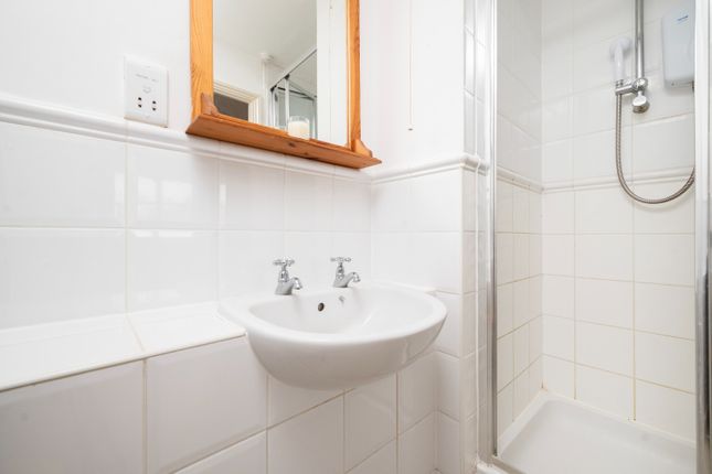 Flat for sale in Norwood Close, Cricklewood