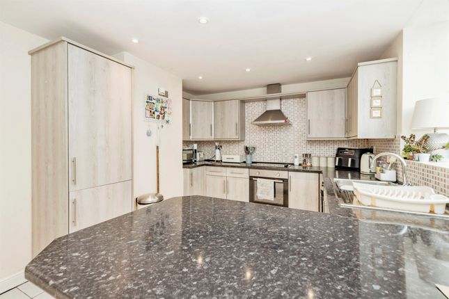 16, Ely Gardens, Borehamwood photo 3