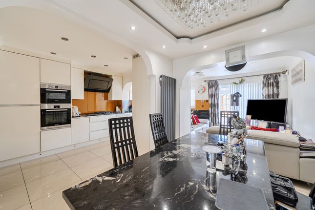 35, Newdene Avenue, Northolt photo 4