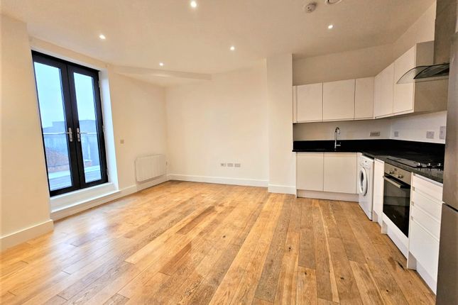 Thumbnail Triplex to rent in High Street, Slough