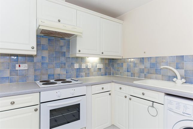 Flat to rent in Chapel Road, Redhill