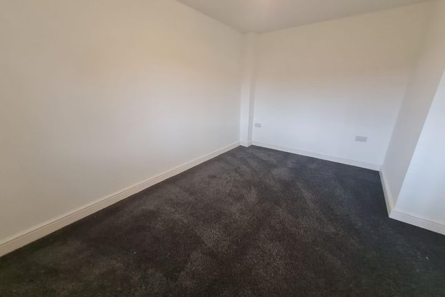 31, Elizabeth Court, WAKEFIELD photo 2