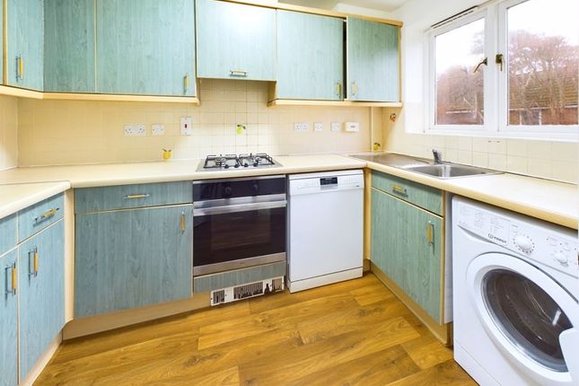 12, Drew Place, Caterham photo 4