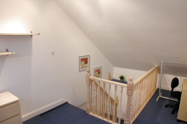 Room 8, 205 Plough Way, London photo 4
