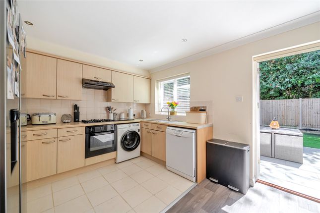 2, Worsfold Close, Surrey photo 2