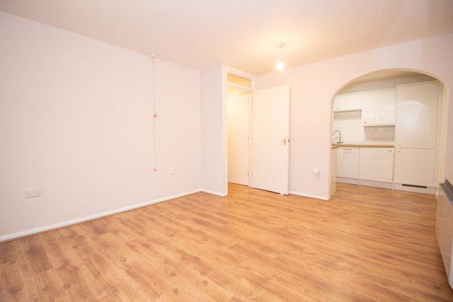 Flat 10, The Gables Ransom Close, Watford photo 3