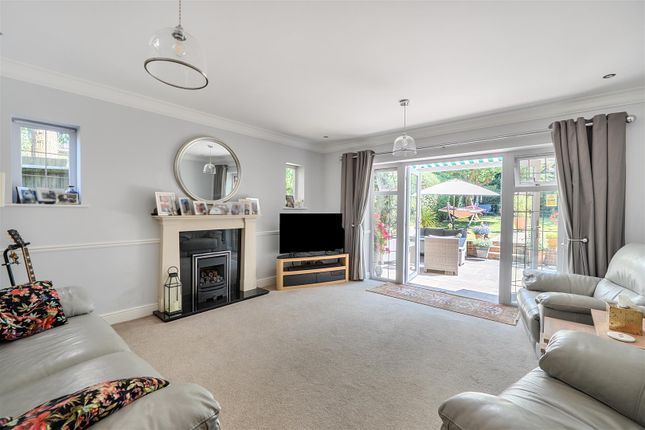 23A, Highwold, Coulsdon photo 2