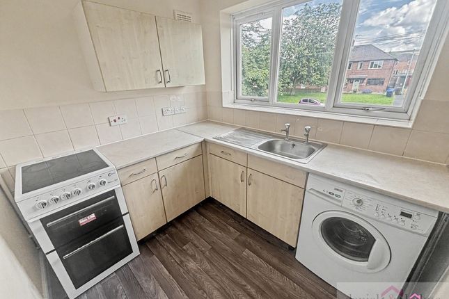 28 Queens Drive, Leek photo 4