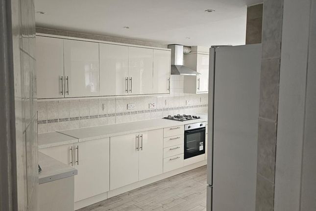 112, Porters Avenue, Dagenham photo 5