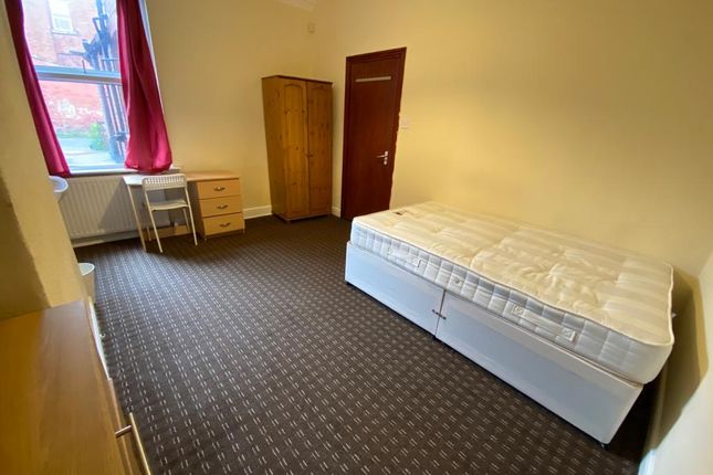 Shared accommodation to rent in Blackman Lane, Leeds